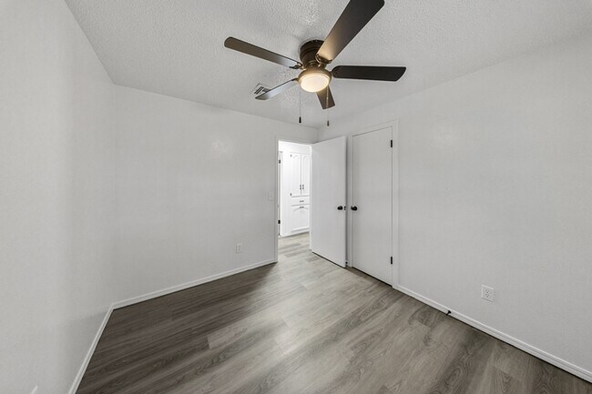 Building Photo - 3232 Parker Dr