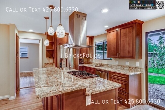 Building Photo - Find Your Perfect Oasis in Redmond! Stunni...