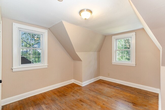 Building Photo - Green Hills Apartment for Rent!