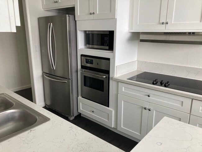 Building Photo - Updated two bedroom two bath in Fox Hills ...
