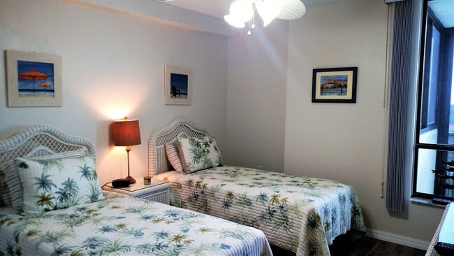 Building Photo - Seasonal Short-Term 2-Bedroom 2-Bathroom Condo located on Venice Island!