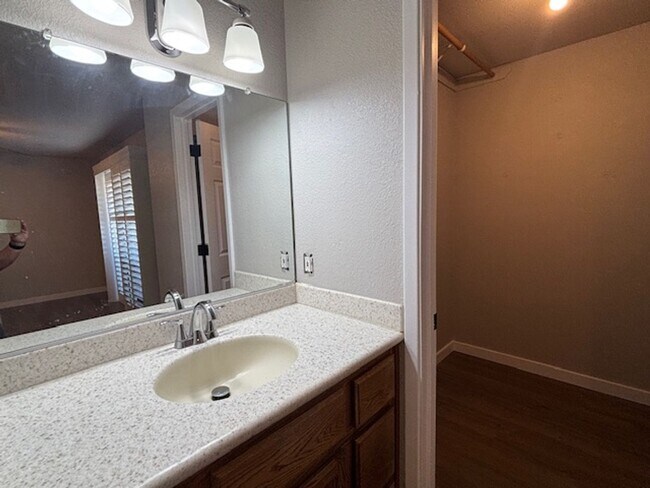 Building Photo - 1 Bedroom - 1.5 Bath Condo