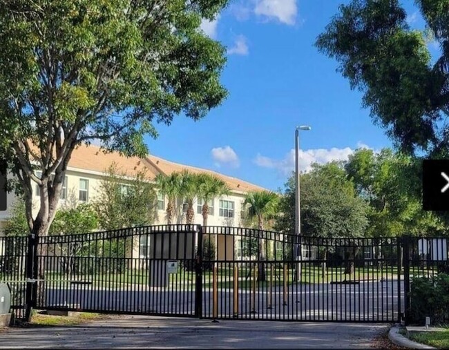 Building Photo - 100 Crestwood Ct N