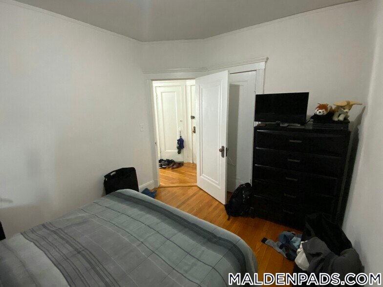 Building Photo - 170 Maple St