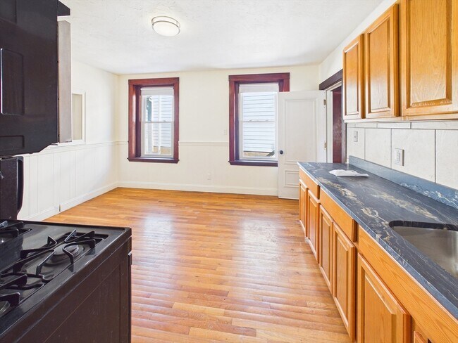 Building Photo - 4 River St