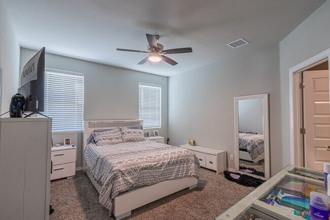 Building Photo - Beautiful home offers access to resort-style amenities
