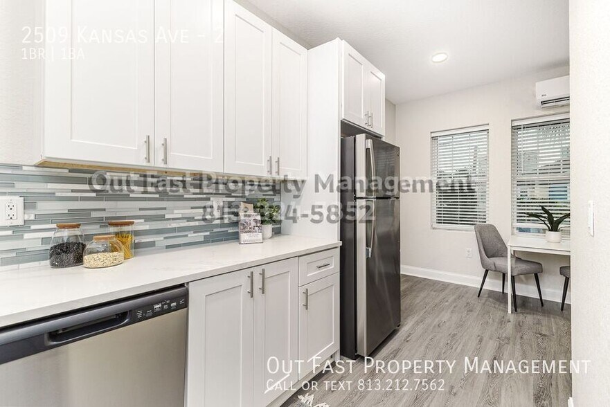 Building Photo - 2509 W Kansas Ave