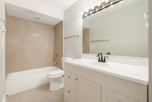 Building Photo - 1704 N Drury Ln