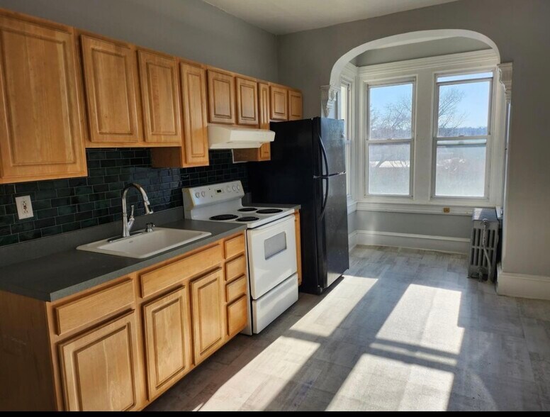 Building Photo - 163 Sumac St