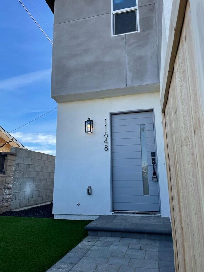 Building Photo - 11648 Arminta St