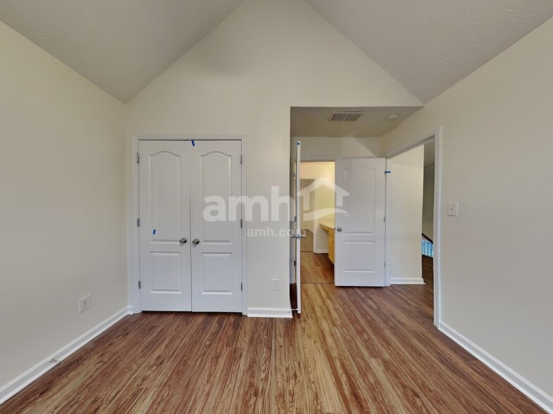 Building Photo - 247 River Pass Ct NE