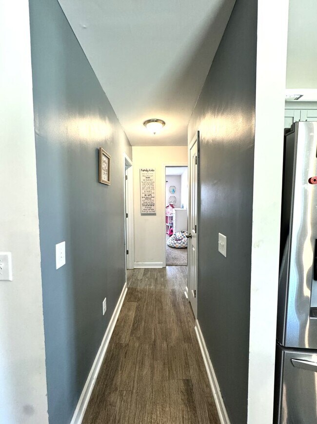 Building Photo - Beautiful home! Convenient to the city with all shopping!