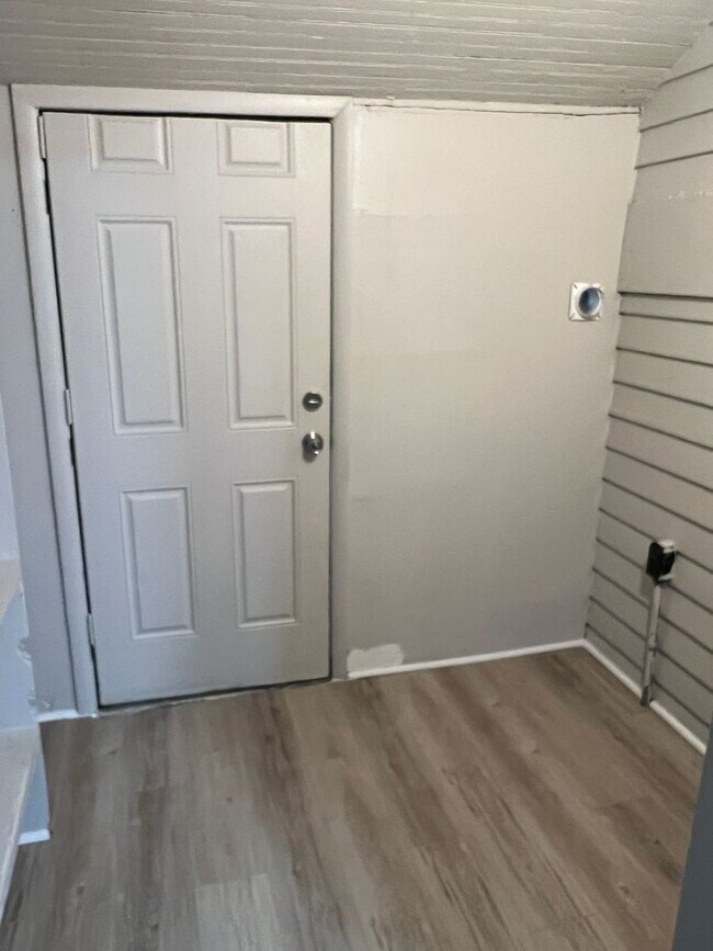 Building Photo - 1247 W Lee St