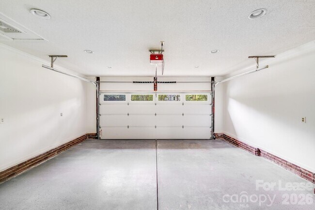 Building Photo - 2000 Mill House Ln