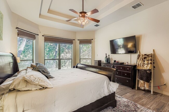 Building Photo - Large 4 bedroom home on 1 acre with lawn c...