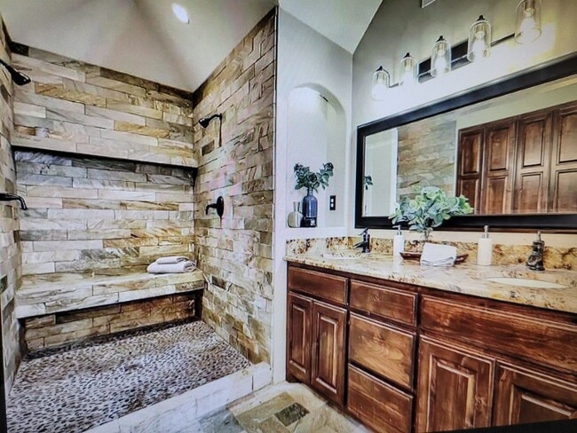 Building Photo - 3 Bed  2 1/2 Bath