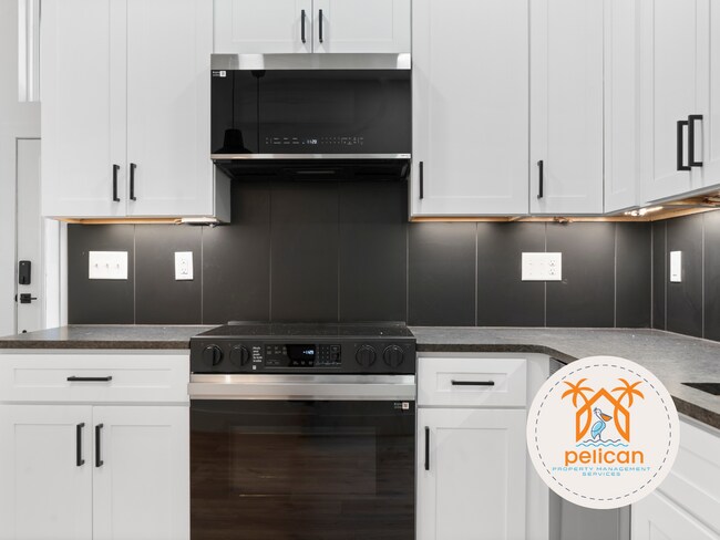 Building Photo - Striking 2BR / 2BA Home with Soaring Vaulted Ceilings