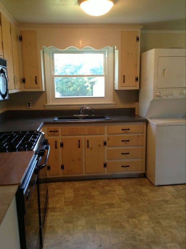 Building Photo - COMING SOON!! Charming 3-Bedroom, 1-Bath H...