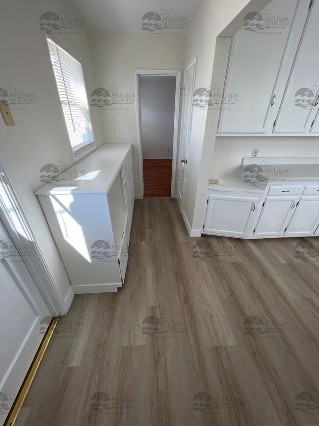 Building Photo - Single Story 3 BD/1BA Home with 2 Car Garage!