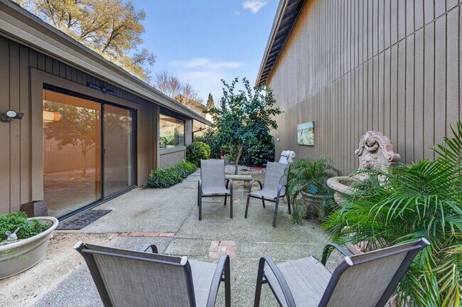 Building Photo - Gold River 2 Bedroom / Den, 2 Bathroom 1,600 Sqft. with Pool and Clubhouse For Lease.