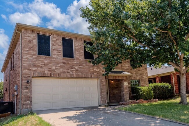 Building Photo - 5-bedroom, 3 bathrooms House for Rent