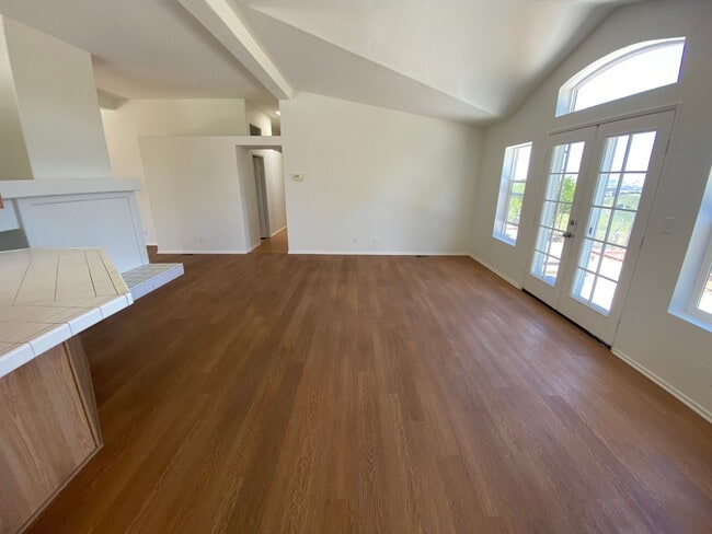 Building Photo - Panoramic Views - 46 West - Hilltop Property