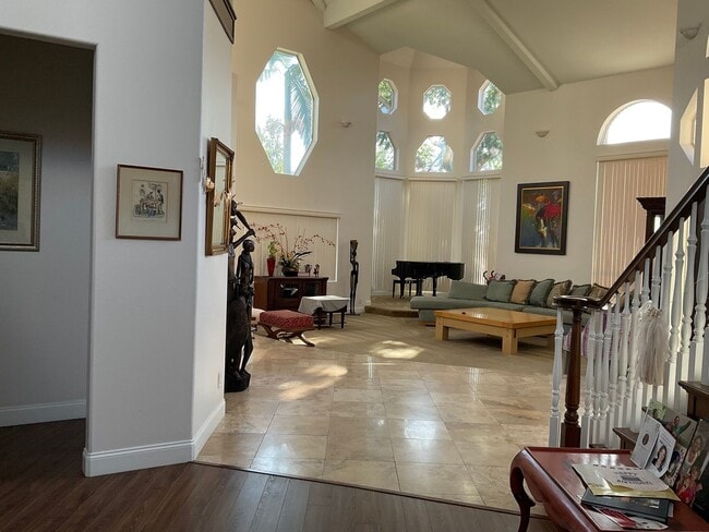 Building Photo - Spacious and Furnished 9 Bedroom House Near Cal State Fullerton