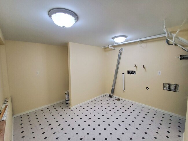 Building Photo - 200cu
