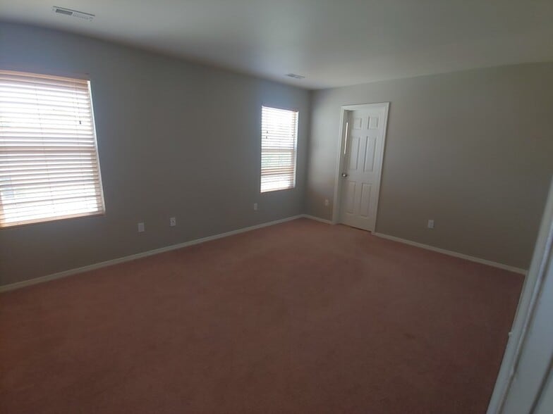 Building Photo - 1093 W 300 S