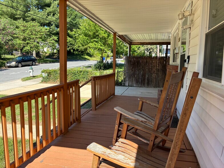 FRONT PORCH - 5112 Hollywood Rd