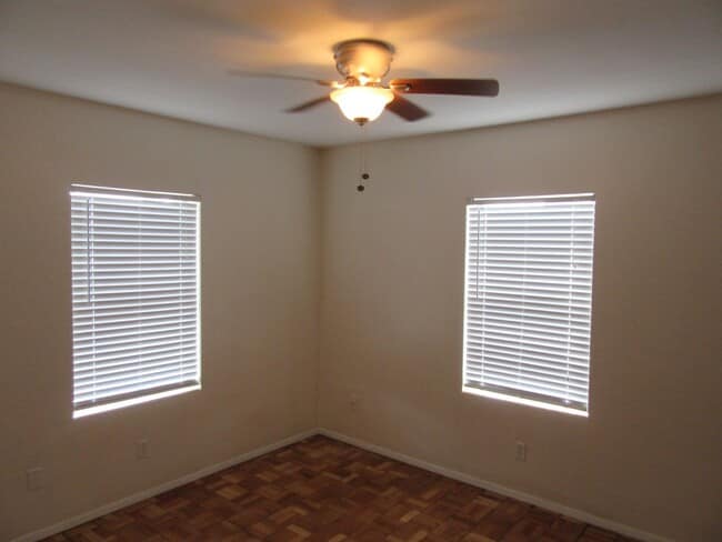 Building Photo - 807 Cherry St