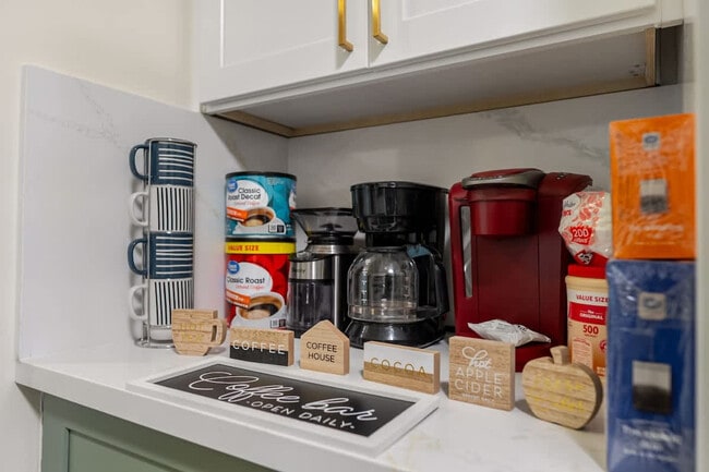 Building Photo - 4989 Randlett Dr