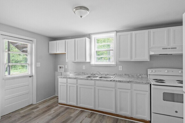 Building Photo - 427 Circle Dr