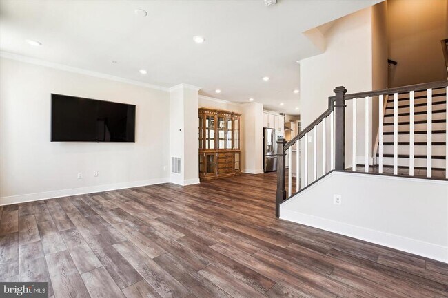 Building Photo - 909 Rockwell Ave