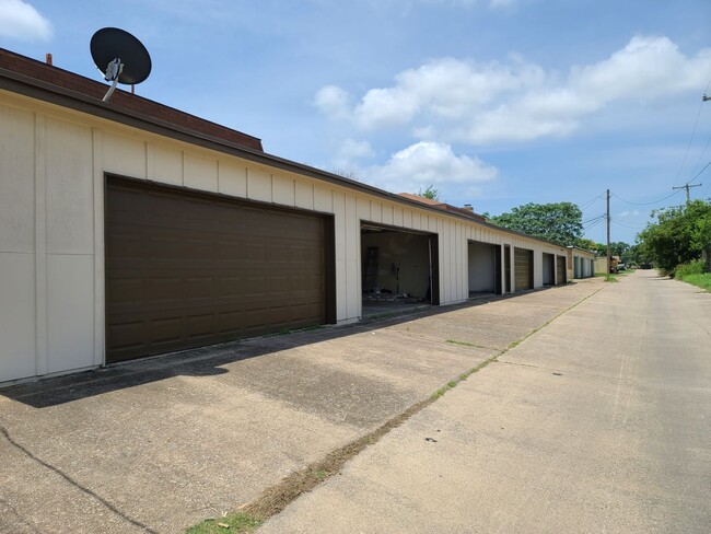 Building Photo - 3740 Cibolo Dr