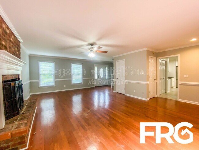 Building Photo - 305 Smith Pl