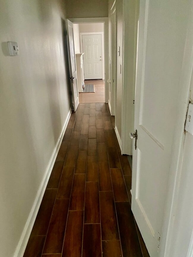 Building Photo - Charming 2-Bedroom Duplex for Lease – South Highlands