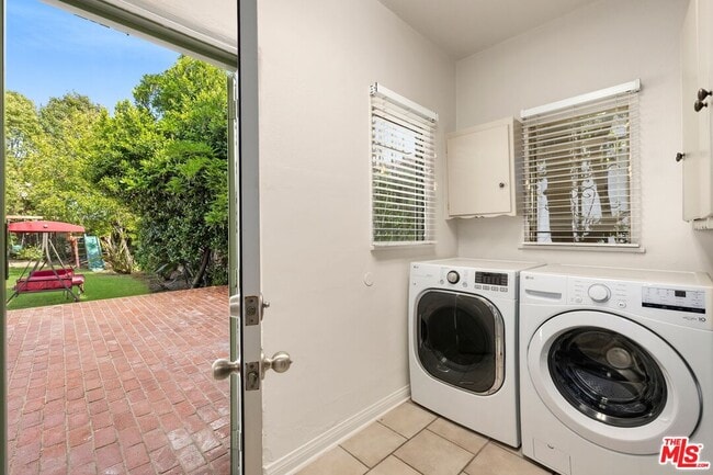 Building Photo - 120 S Poinsettia Pl