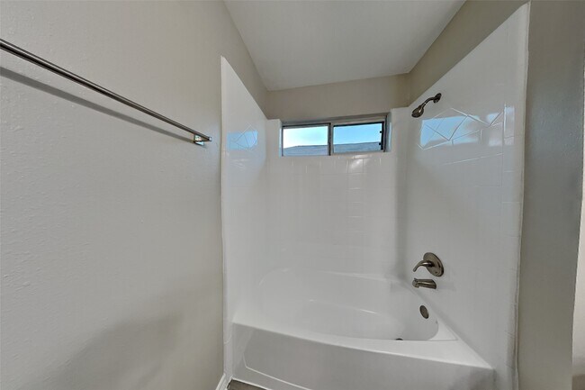 Building Photo - 18610 Willow Cove Dr