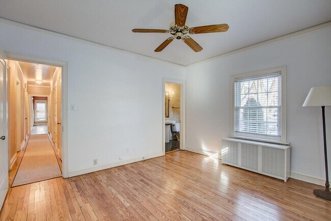 Building Photo - 2225 E Woodstock Pl