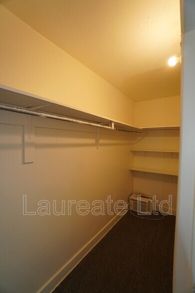 Building Photo - 935 E 8th Ave