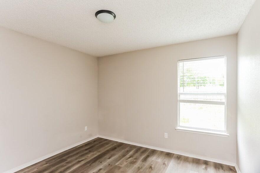 Building Photo - 1105 Alexandria Dr