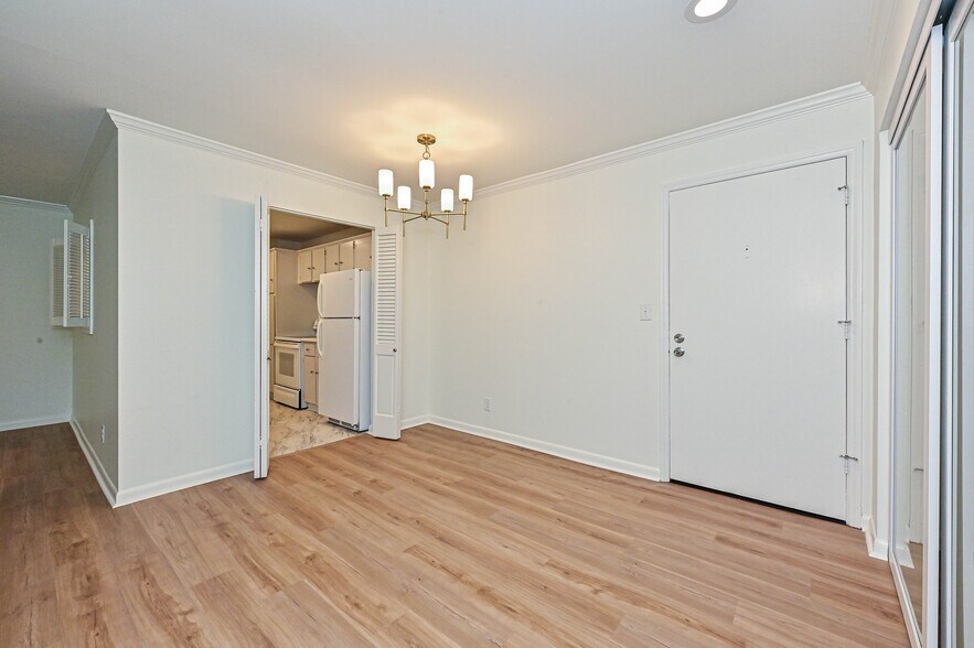 Building Photo - 1323 Queens Rd