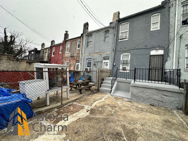 Building Photo - Flexible 4 Bedroom Layout with Fenced Backyard