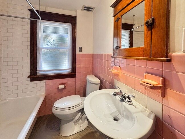 Building Photo - 1012-1014 Louisa St