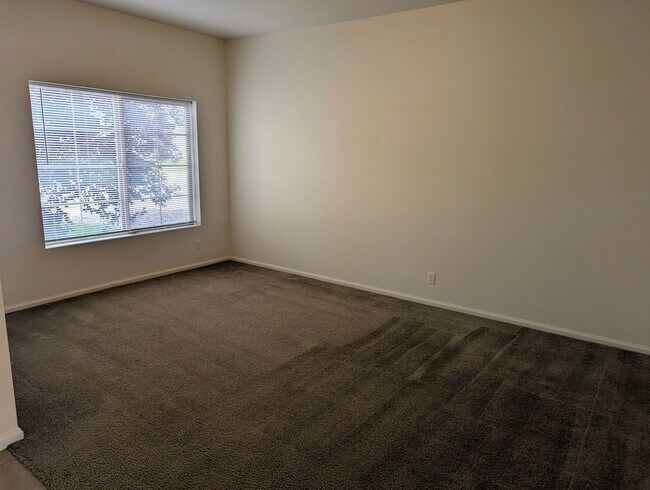 Building Photo - MASSIVE 4-BEDROOM, 3-BATHROOM HOME NEAR DI...