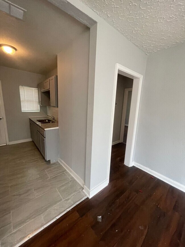Building Photo - 3/1 Single family home : Available now!