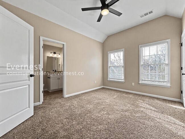 Building Photo - 3-Beds 3.5 Baths Spacious Home with Fenced Yard and Garage Parking