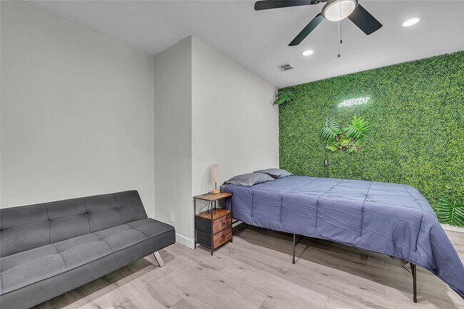 Building Photo - 3400 Laguna Dr