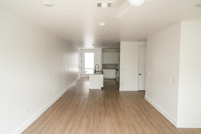 Building Photo - Modern East Austin 2/2 Condo Available Now!